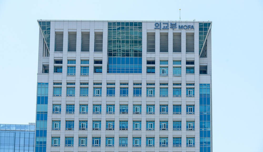 欧洲冠军联赛外围赛_特朗普索要100亿美元驻韩军费 韩方：将遵守现有协定