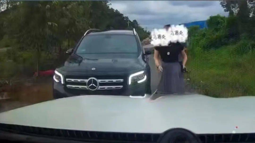 英格兰超级联赛_官方通报“女司机亮证逼迫让路事件”