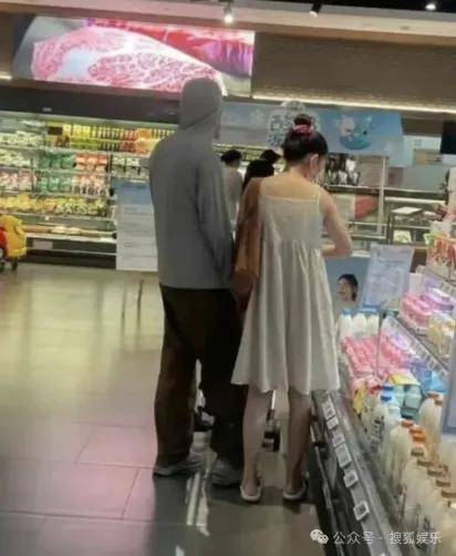 皇冠信用开号
_离婚三年又被拍到亲密逛超市皇冠信用开号
,他俩这是纯带娃还是真复合了?