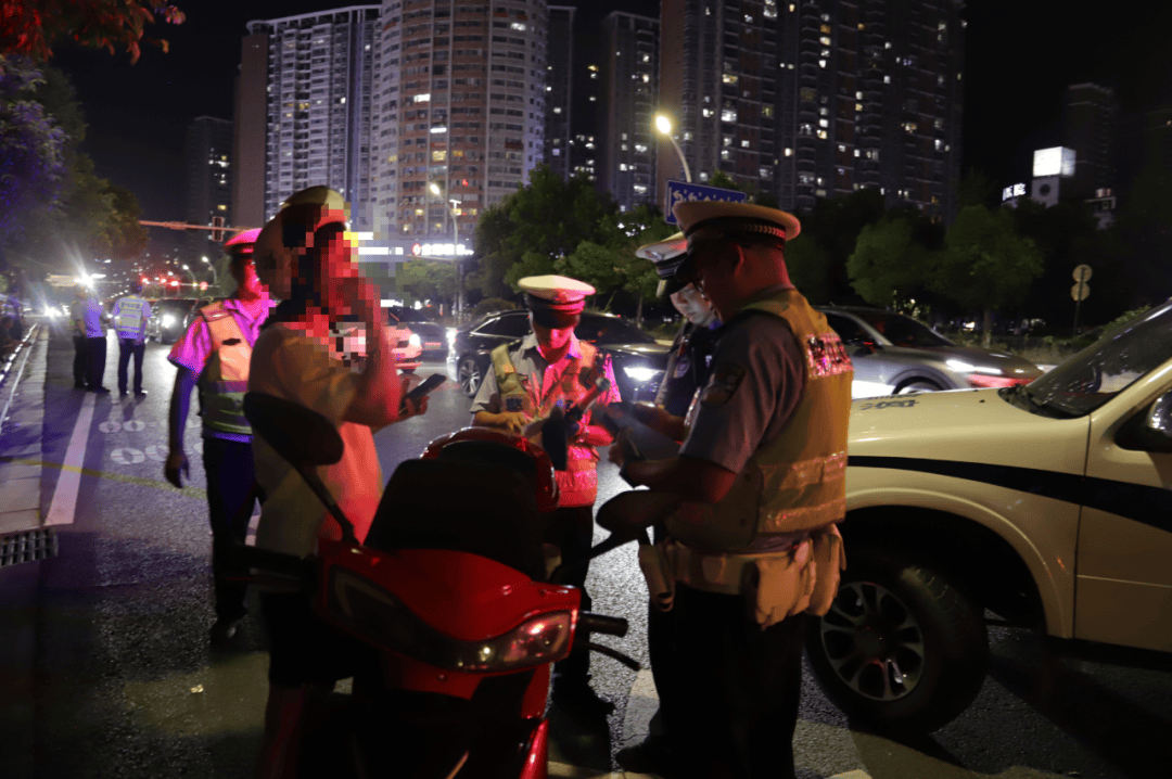 澳大利亚新南威尔斯联赛2_多地严查“人造太阳”澳大利亚新南威尔斯联赛2！湖南交警提醒