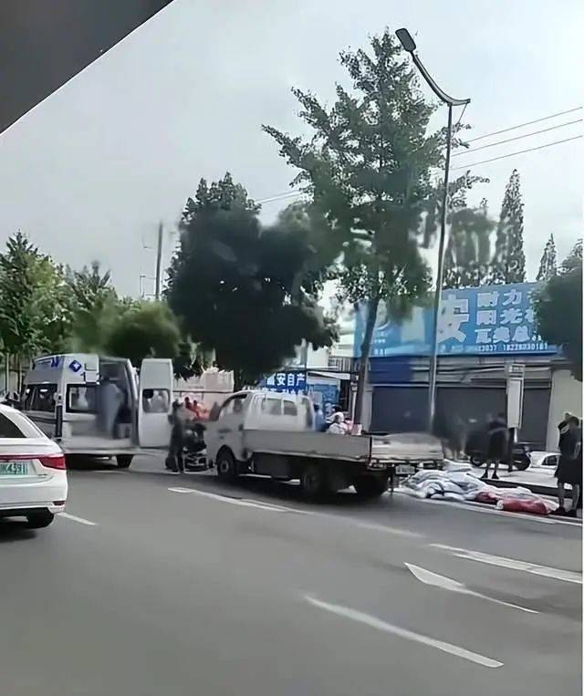 皇冠信用网登1_突发！四川成都一高架桥下皇冠信用网登1，失控货车连撞多人，现场有伤者躺在地上，盖有被单!