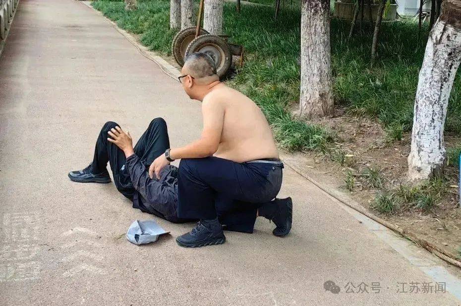 皇冠代理联系方式
_石家庄一公安局副局长“赤膊上阵”皇冠代理联系方式
,扑倒诈骗分子