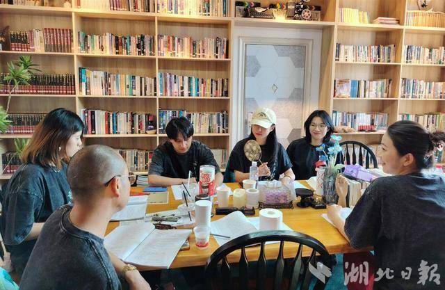 皇冠信用网在线注册_湖北知名导演执导 取景昙华林 国内首部新国风AI奇幻电影《云曰书馆奇妙夜》开机