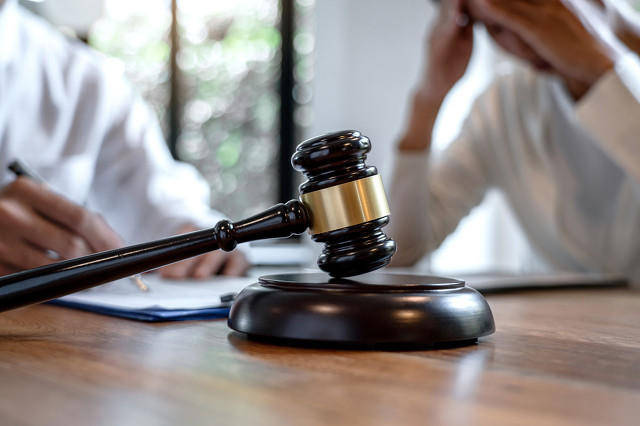 皇冠信用網如何开户_妻子发生婚外情皇冠信用網如何开户，丈夫持铁锤击打情夫致死 一审判决：属激情犯罪，丈夫无期、妻子五年