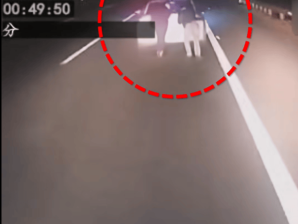 皇冠hga030
_一新能源汽车高速上电量耗尽皇冠hga030
,2人慢车道上推车被撞身亡,距服务区约500米