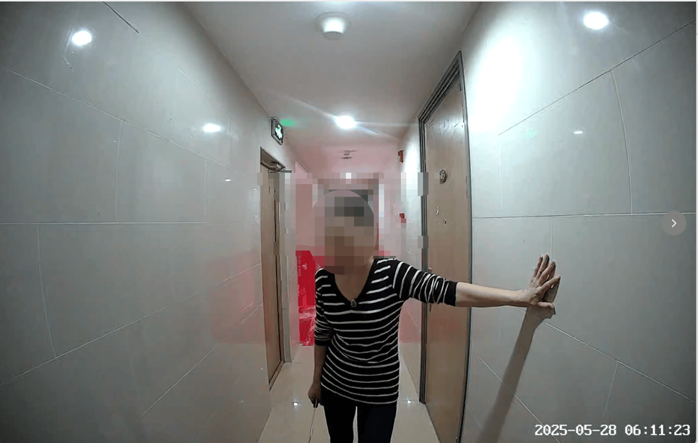 皇冠信用网会员_声称被“脑控”？女子上门砍门、踹门、辱骂皇冠信用网会员，邻居被迫搬家 警方：已将女子送医