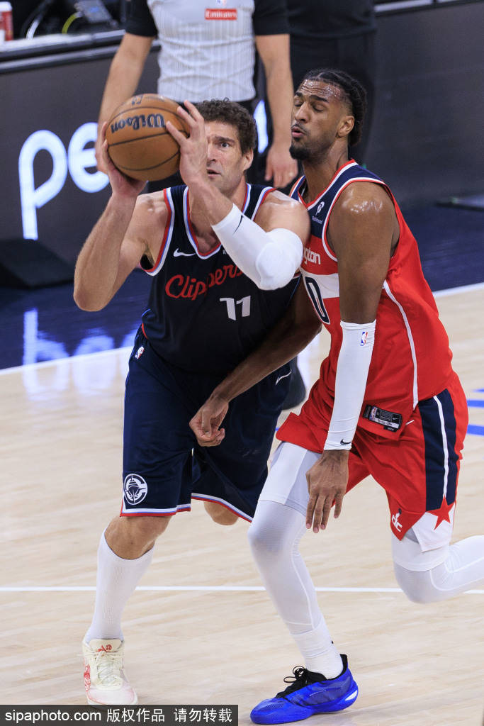 皇冠信用网平台_约翰·科林斯为哈登挺身而出:冲突背后的团队情谊与留队信号