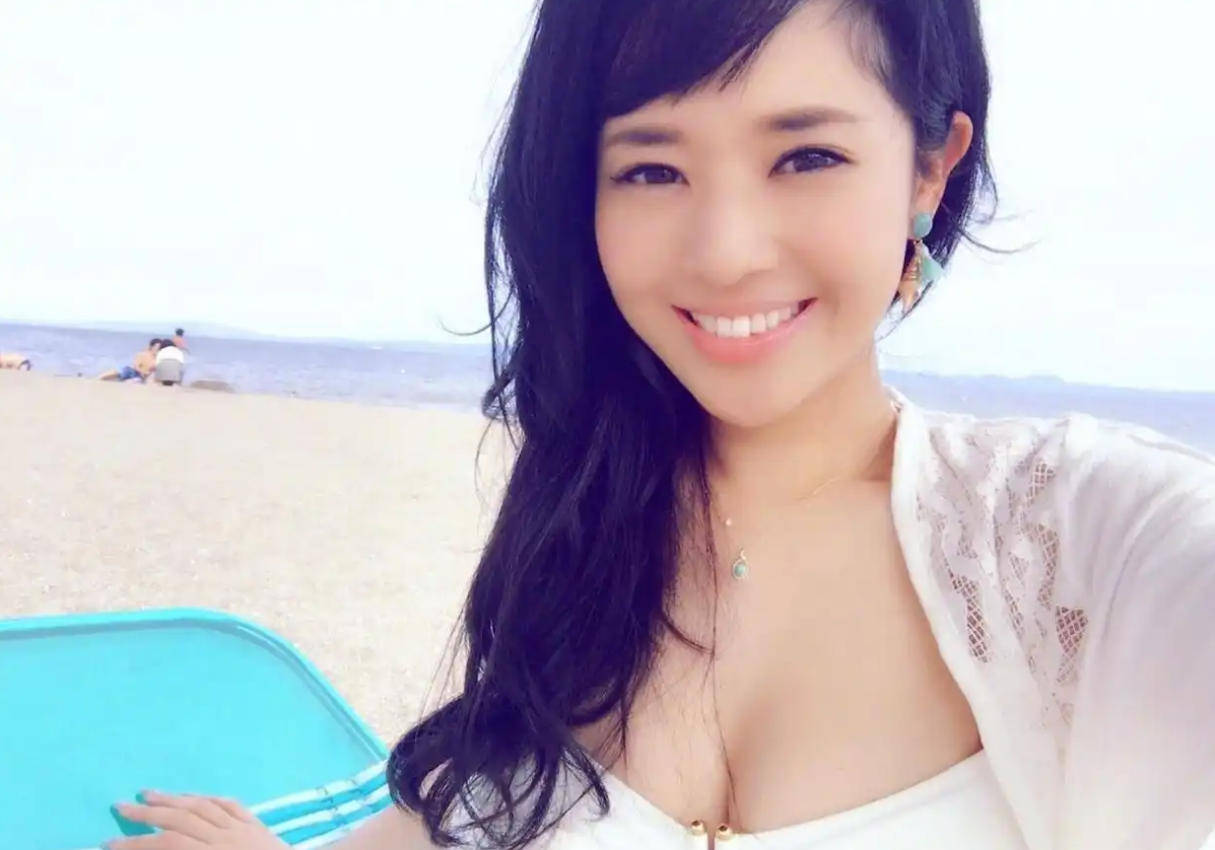 布罗雷vs韦康比流浪者_44岁苍井空惊艳亮相香港娱乐场所开幕式布罗雷vs韦康比流浪者，超深V礼服尽显魅力