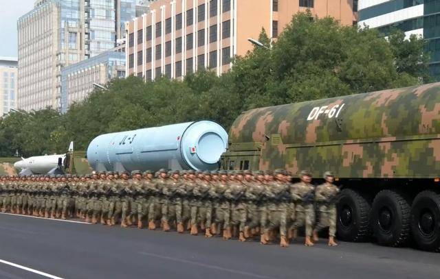 京都不死鸟vs冈山绿雉_憋了几个小时京都不死鸟vs冈山绿雉，外媒锐评九三阅兵：中国武器看着强，但没打过实战