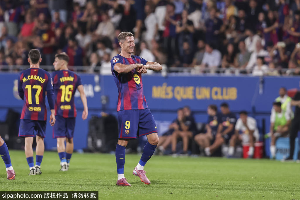 牙买加超级联赛_西甲-三人梅开二度莱万拉菲替补双响 巴萨6-0瓦伦西亚