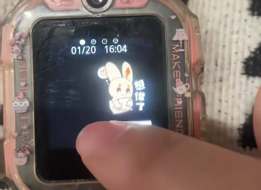 皇冠b盘_母亲打开女儿电话手表皇冠b盘，无意间发现她给去世外公发了整整两年信息